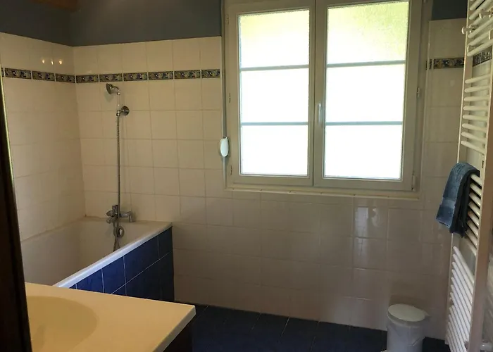 Spacieux Avec Balcon, Wifi Gratuit, Proche Et Station De - Fr-1-589-140 *